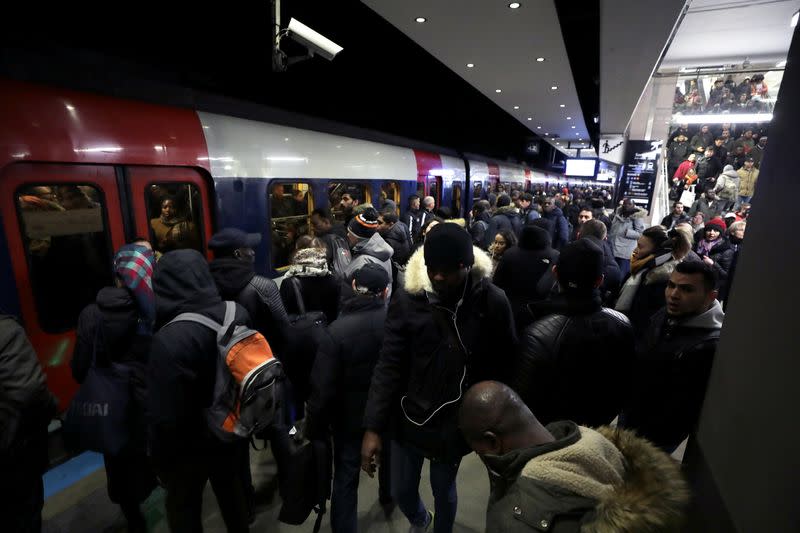 Los viajeros esperan a bordo de un metro en la estación Gare du Nord RER durante una huelga de todos los sindicatos de la red de transporte de París (RATP) y de los trabajadores franceses de la SNCF en París como parte de un segundo día de huelga nacional y de protestas en Francia, el 10 de diciembre de 2019