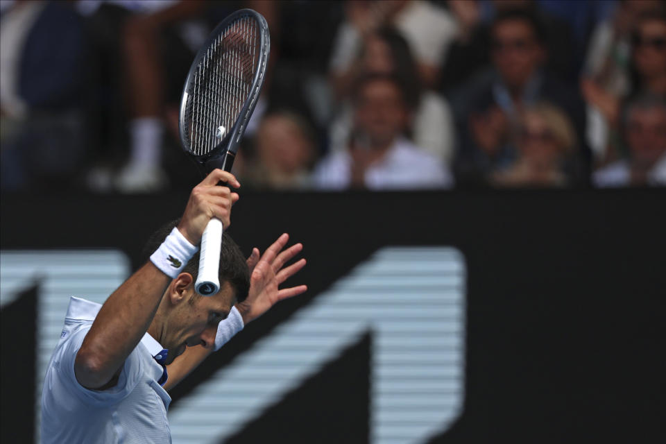 Novak Djokovic reacciona en un momento de su partido de semifinales del Abierto de Australia contra Jannik Sinner, en Melbourne Park, Melbourne, Australia, el 26 de enero de 2024. (AP Foto/Asanka Brendon Ratnayake)