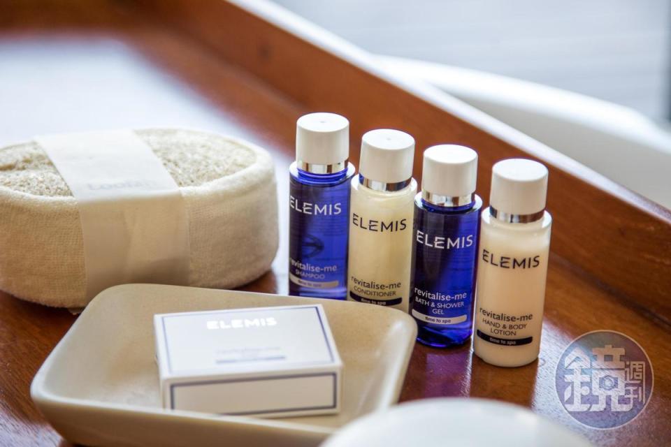 房間裡的沐浴備品品牌是ELEMIS。