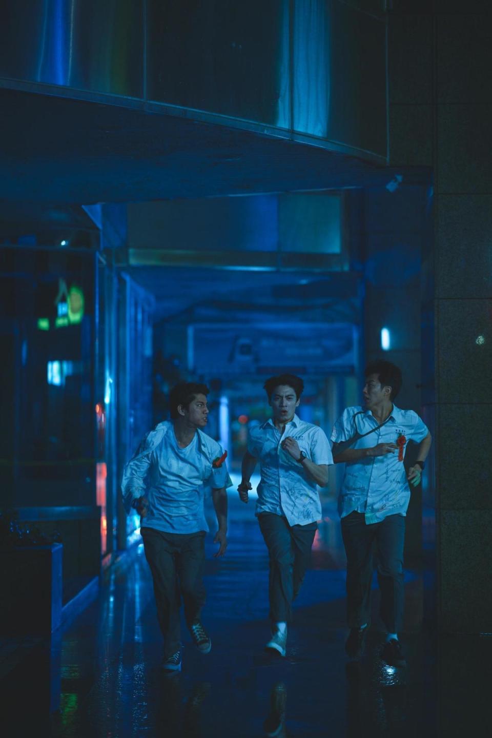 蔡凡熙（右起）、宋柏緯、朱軒洋在《黑的教育》片中被追殺狂奔。（禾豐九路提供）