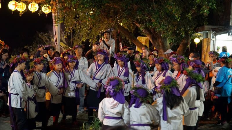 ▲高樹加蚋埔夜祭每年農曆11月15日辦理，在女祭司「尪姨」帶領下，遵循古禮崇敬祖靈，包括狗靈祭、土牛祭、趒戲、點獻豬、敬天公等禮儀，展現馬卡道族人對自然環境的崇敬及感恩。（圖／屏東縣政府提供,2020.11,26）