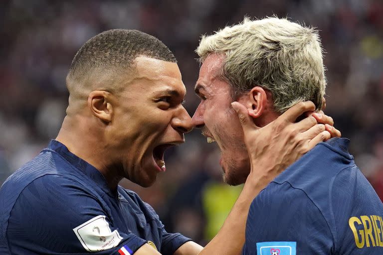 Los franceses Kylian Mbappe y Antoine Griezmann celebran uno de los goles ante Inglaterra