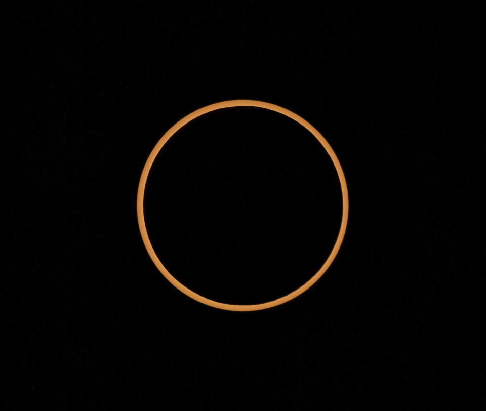 El eclipse solar anular completo se ve desde el Valle de los Dioses fuera del Monumento Nacional Bears Ears en Utah el sábado 14 de octubre de 2023. El eclipse fue visible en la mayoría de los estados del oeste de Estados Unidos.  (Carlos Ávila González/San Francisco Chronicle vía AP)