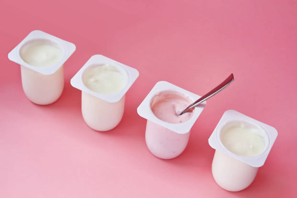 Aromatisierter Joghurt ist ein extrem stark verarbeitetes Lebensmittel, das aber auch Kalzium enthält. (Getty Images)

