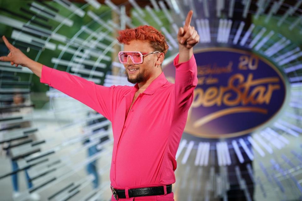 "Ich will der allerste schwule Ballermann-Star werden", hat sich Luca Valentino (23) aus Menden vorgenommen. Nach seinem Auftritt stand fest: Er wird es ohne Hilfe von DSDS schaffen müssen. (Bild: RTL / Stefan Gregorowius)