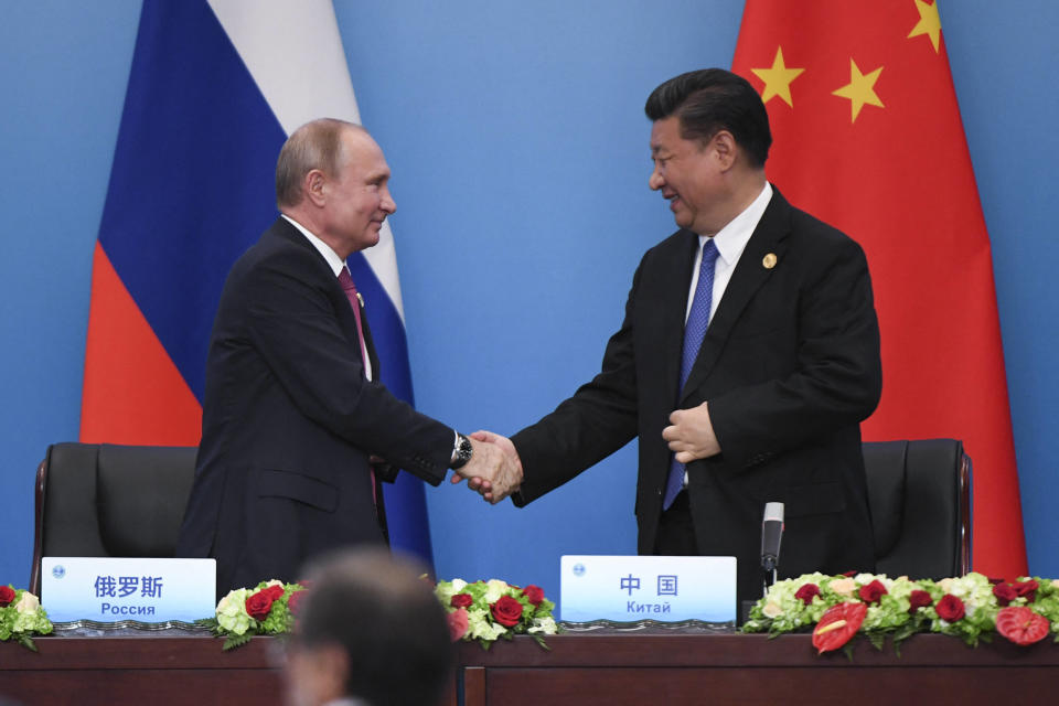 Vladimir Poutine a été réélu ce dimanche 17 mars pour six années de plus au Kremlin. (photo d’illustration : Le président chinois Xi Jinping serre la main du président russe Vladimir Poutine en juin 2018)