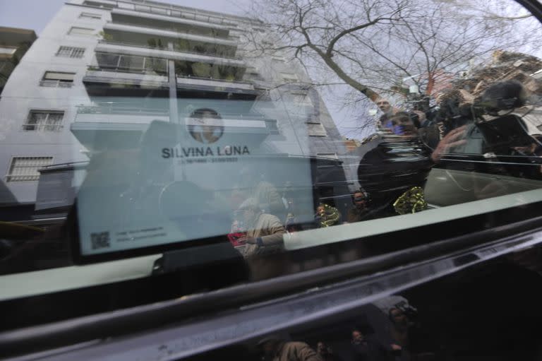 En medio de un profundo dolor, sus amigos y allegados acompañaron el cortejo fúnebre hasta Chacarita