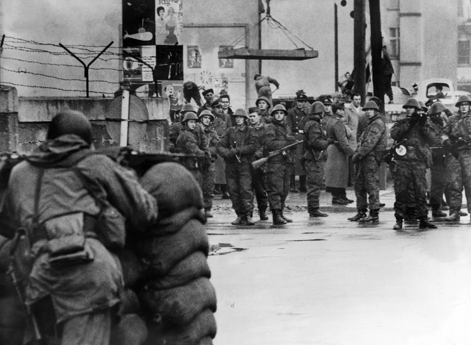 Image: Germany / GDR, Berlin. US soldiers stand vis-?-vis East-German border guards at Checkpoint Charlie. 1961 (Czechatz / ullstein bild via Getty Images file)