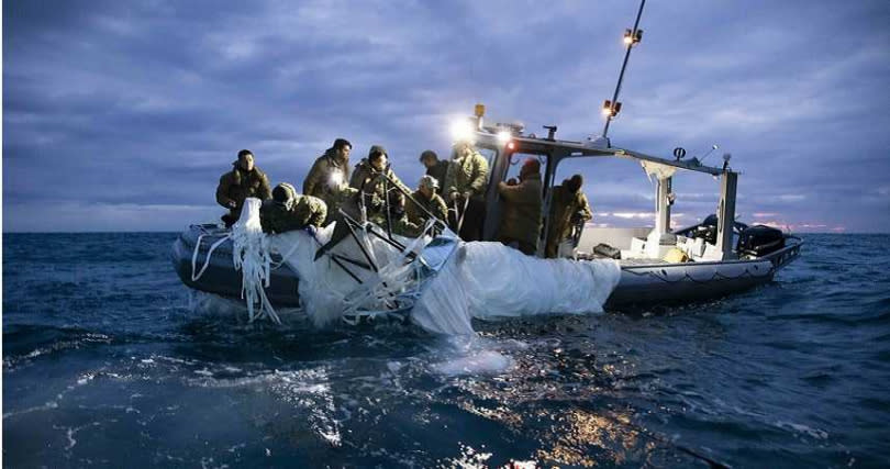 美國海軍回收監視氣球。