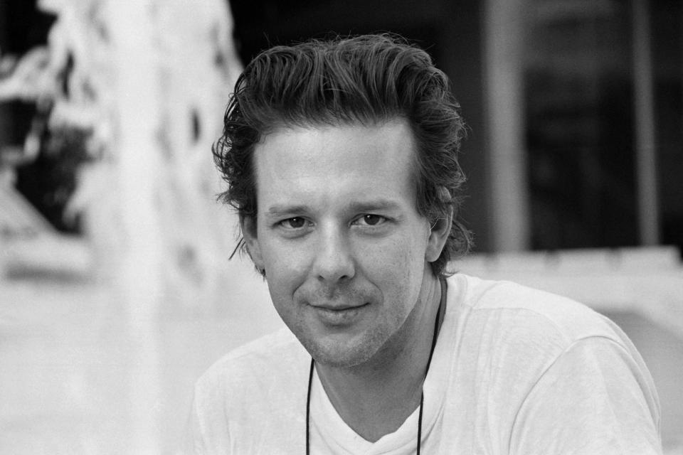 US actor Mickey Rourke poses on October 10, 1985 in Nice after the screening of the film "Year of the Dragon" directed by Michael Cimino. / AFP / Ralph Gatti (Photo credit should read RALPH GATTI/AFP via Getty Images)