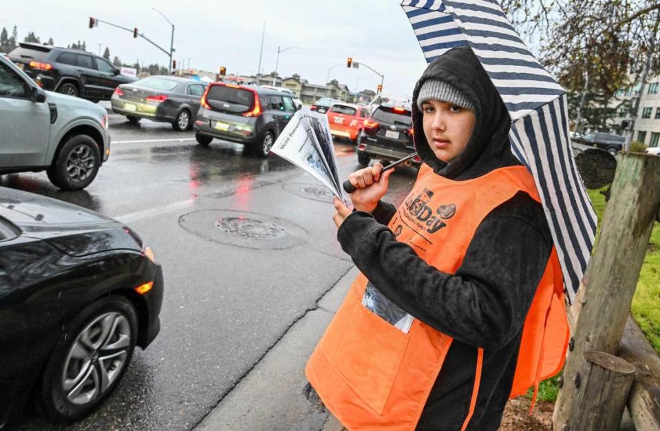 Ethan Vankatesen, de 14 años, vende periódicos Kids Day en la esquina de Friant y Audubon, en Fresno, el martes 12 de marzo de 2024. CRAIG KOHLRUSS/ckohlruss@fresnobee.com