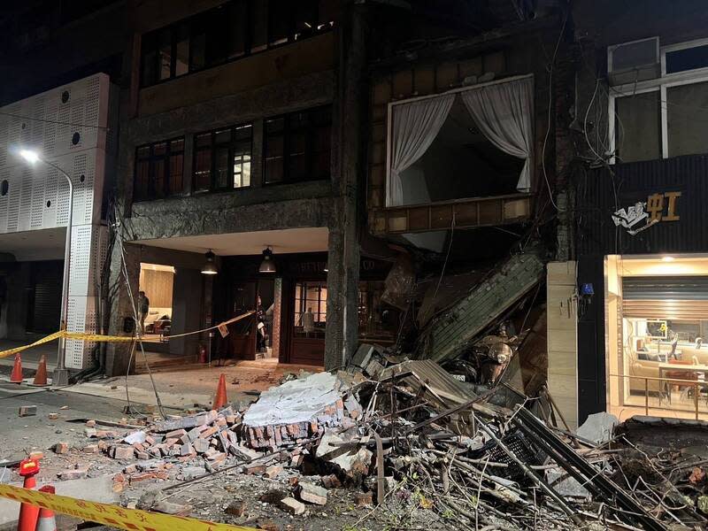 台北市大安區文昌街一間老舊民宅昨晚突然坍塌，所幸無人傷亡。(圖/台北市消防局提供)
