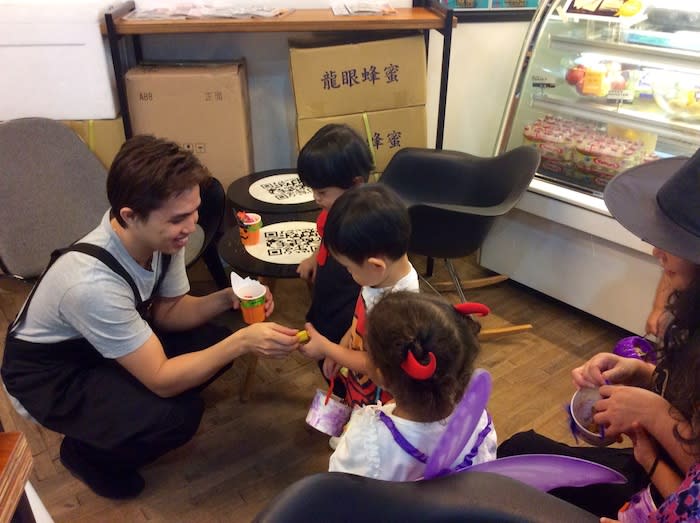 leclare preschool students go trick-or-treating