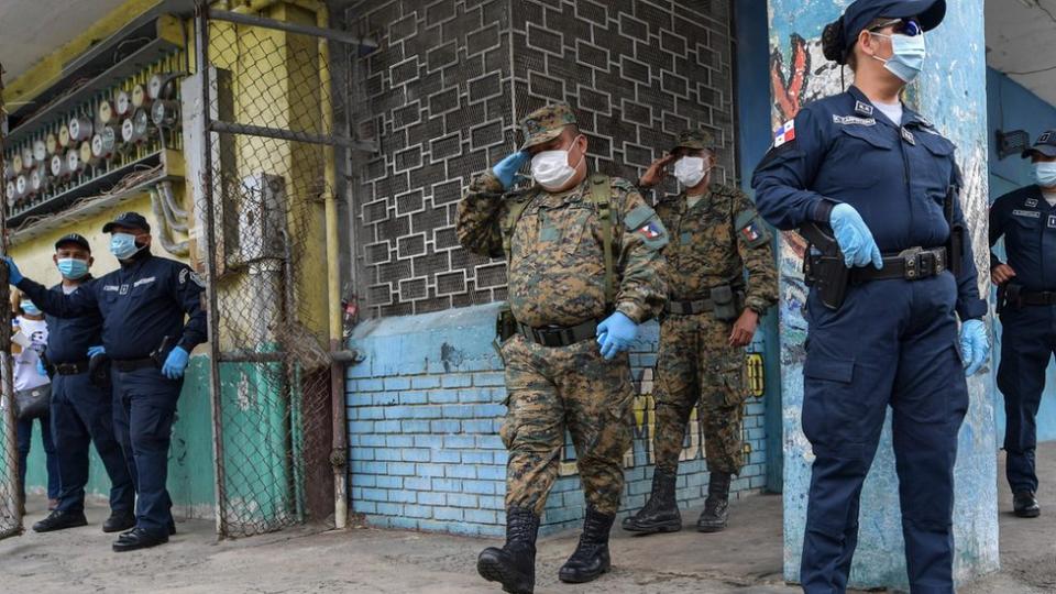 Miembros de la Guardia Fronteriza patrullan las calles de Panamá