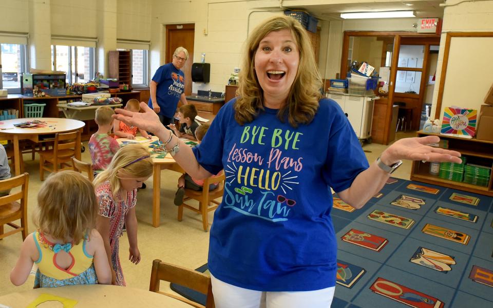 Ida Elementary kindergarten teacher Sherry Locke shows off her retirement shirt that she wore on the last day of school.