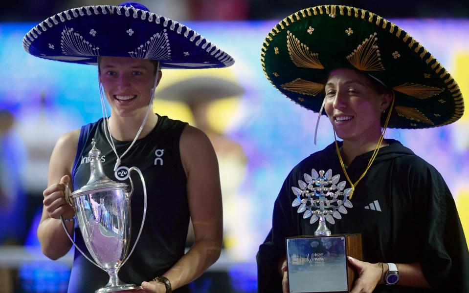 Iga Swiatek and Jessica Pegula wearing Mexican hats