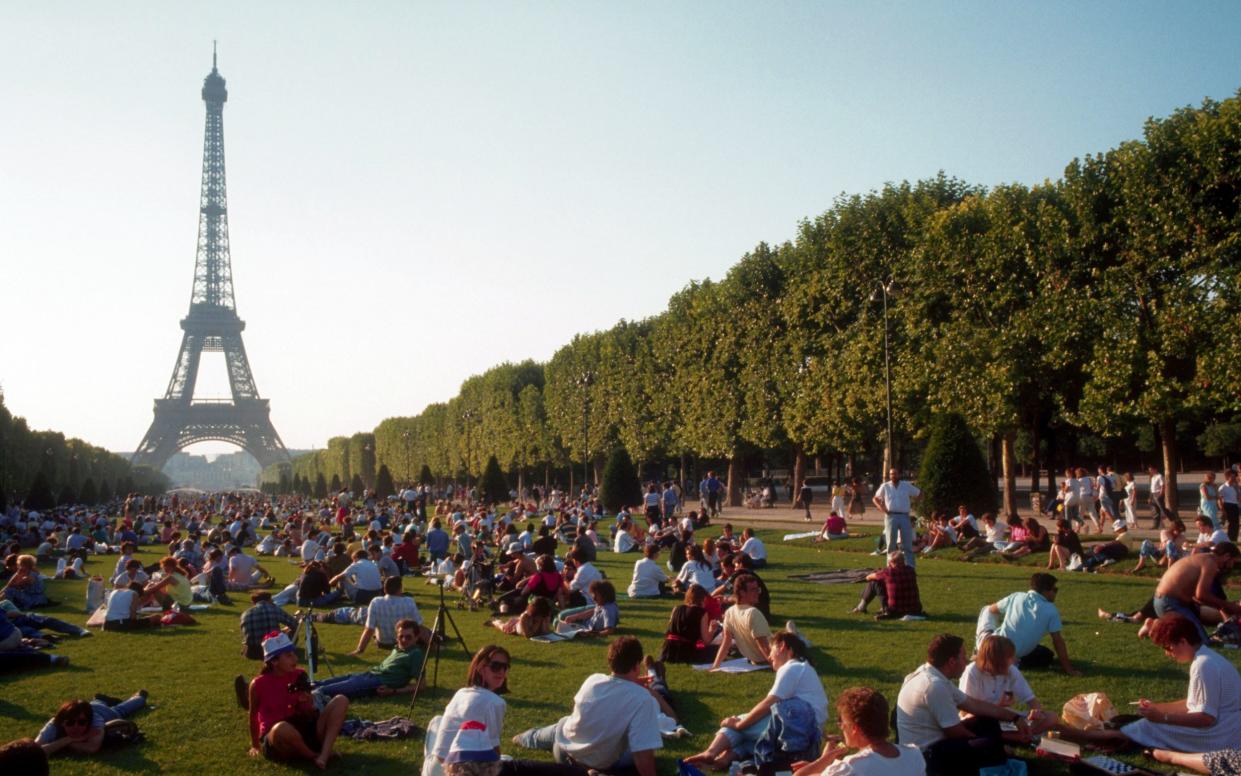 Tourists sat along the Champs de Mars