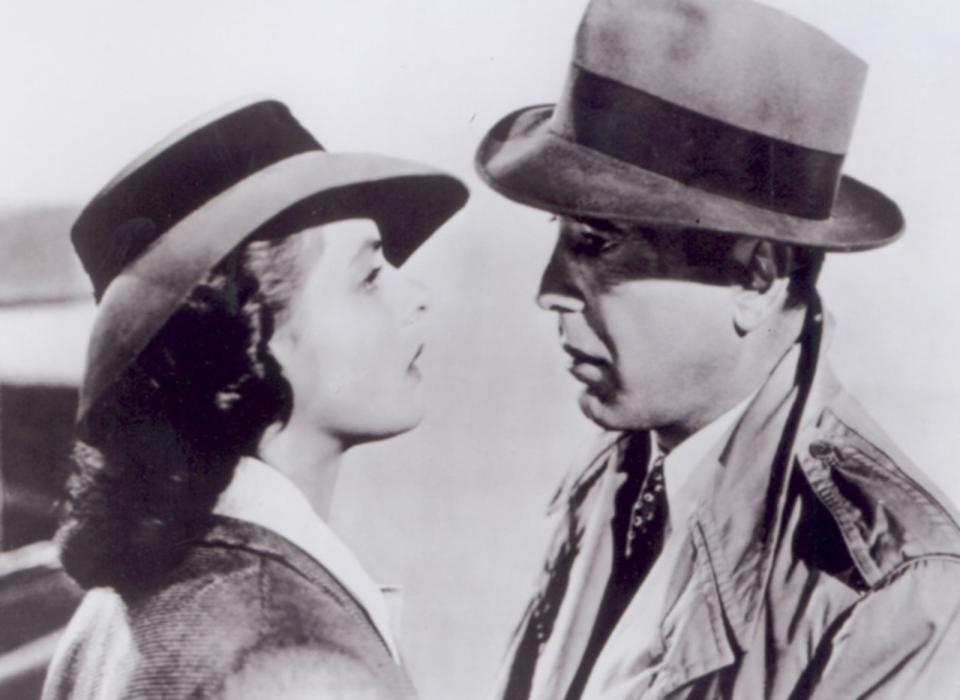 Die Experten streiten bis heute darüber, was Humphrey Bogart denn nun zu Ingrid Bergman gesagt hat. "Schau mir in die Augen, Kleines" ist die bekannteste Version des "Casablanca"-Zitats, im Lauf der Jahre wurde die deutsche Synchro allerdings überarbeitet, hin zu: "Ich schau dir in die Augen, Kleines." Das englische Original ("Here's looking at you, kid"), basierend auf einem Trinkspruch, deutet eher auf Letzteres hin. (Bild: Neue Visionen)