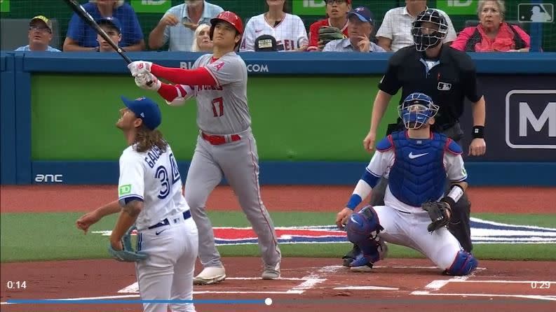 大谷翔平雙腿抽筋，9局上滿壘被更換代打。（圖／翻攝自MLB推特）