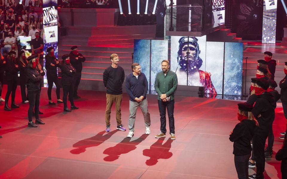 Alle gegen zwei: Die 100 ProSieben-Mitarbeiterinnen waren bereit, alles zu geben, um Joko und Klaas zu schlagen.  (Bild: ProSieben / Ralf Wilschewski)