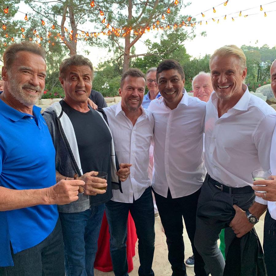 Bayern-Legenden bei den "Expendables" aufgenommen: Lothar Matthäus und Giovane Elber sind mit dem FC Bayern in Los Angeles unterwegs - und treffen prompt wahre Hollywoodgrößen. Die Action-Film-Ikonen Arnold Schwarzenegger, Sylvester Stallone und Dolph Lundgren (v.l.) lassen sich mit Matthäus und Élber (M.) ablichten