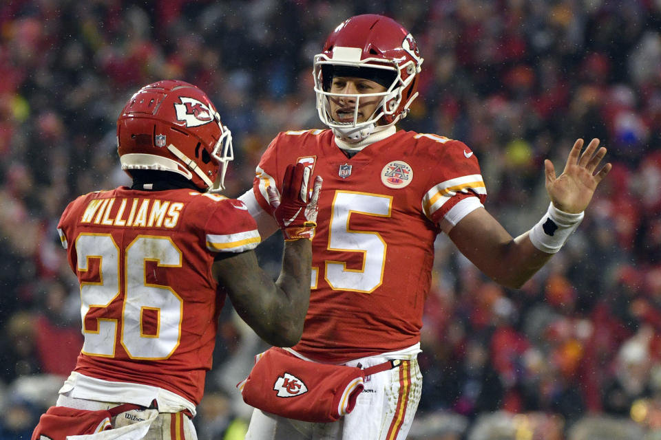 El quarterback de los Chiefs de Kansas City, Patrick Mahomes (15) celebra un touchdown con el running back Damien Williams (26) durante la primera mitad del partido de la NFL contra los Colts de Indianápolis, en Kansas City, Missouri, el sábado 12 de enero de 2019. (AP Foto/Ed Zurga)