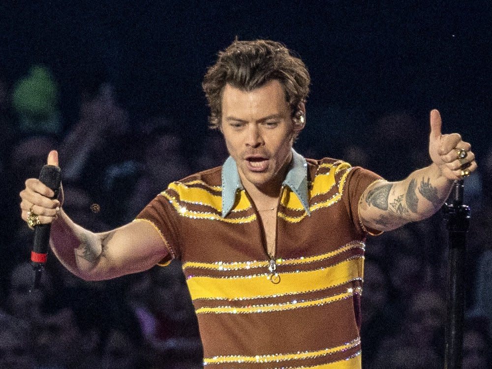 Harry Styles während eines Auftritts im letzten Jahr. Eine 35-jährige Frau aus Brasilien darf seinen Shows jetzt nicht mehr beiwohnen. (Bild: ddp images)