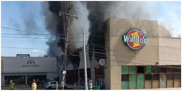 Bodega Waldo´s en Tijuana se incendia: bomberos intentan controlar las llamas 