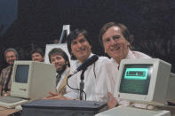 <p>Steve Wozniak (izquierda) y el presidente John Scully (derecha), el presidente de la junta directiva de Apple, Steve John, presentan la nueva Apple 11c en una conferencia de prensa en San Francisco, el martes 24 de abril de 1984. La computadora portátil de 3,4 Kg contó con 128 kilobytes de memoria principal, una unidad de disco de media altura, un teclado completo con todas las funciones y gráficos de resolución ultra alta para la época. (AP Photo/Sal Veder)</p> 