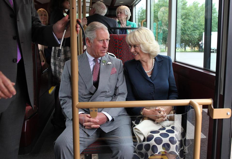 Und falls seine Autos mal nicht wollen, kann Charles immer noch Bus fahren: Wie jedem anderen britischen Senioren steht ihm ein Rabatt zu. Außerdem erhält Charles eine Rente, weil er während und nach seiner Zeit bei der Navy in die Rentenkasse eingezahlt hat. Das Geld spendet er allerdings einem wohltätigen Verein, der sich um ältere Menschen kümmert. (Bild: Peter Muhly - WPA Pool/Getty Images)