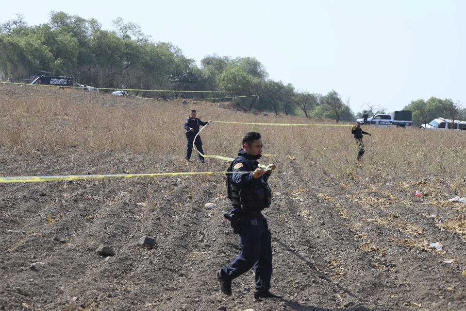 La policía acordona el área donde voluntarios dijeron que habían encontrado un crematorio clandestino, el miércoles 1 de mayo de 2024, en Tláhuac, en el sur de la Ciudad de México. (Foto AP/Ginnette Riquelme)