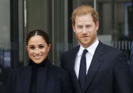 Le prince Harry et son épouse Meghan Markle font leur grand retour public à New York, où ils vont passer trois jours. Le duo se consacre désormais à ses activités philanthropiques. Ce jeudi, ils se sont rendus dans la Grosse Pomme pour rencontrer le maire de la ville, Bill de Blasio, et la gouverneure de l’État, Kathy Hochul. Pour cette rencontre, le couple princier était invité à l’observatoire du One World Trade Center, la tour construite à la suite des attentats du 11 septembre dans le sud de Manhattan. Cette sortie est le premier déplacement officiel de Meghan et Harry depuis leur emménagement en Californie. Les parents d’Archie et Lilibet ont ensuite poursuivi leur visite au mémorial, en hommage aux victimes des attentats du World Trade Center.A lire aussi : Mariage royal : Meghan et Harry, les rebelles adorés et détestésUn week-end chargé en perspectiveHabillés de bleu marine, les deux époux étaient assortis pour l’occasion. Le prince Harry arborait un costume cravate, tandis que Meghan Markle portait un ensemble avec un col roulé, accompagné de talons aiguilles. Samedi, le couple est attendu à l’événement Global Citizen qui se déroulera à New York. Ils seront présents pour défendre l’importance de l’équité mondiale en matière de vaccins. Ils souhaitent rendre la vaccination accessible au plus grand nombre afin de mettre fin à la pandémie de Covid-19 et ce, même dans les pays les plus défavorisés. L’objectif de l’événement est de lever des fonds en ce sens. Un concert sera également organisé pendant la journée. Lizzo, Coldplay ou encore Billie Eilish ont déjà annoncé leur participation.