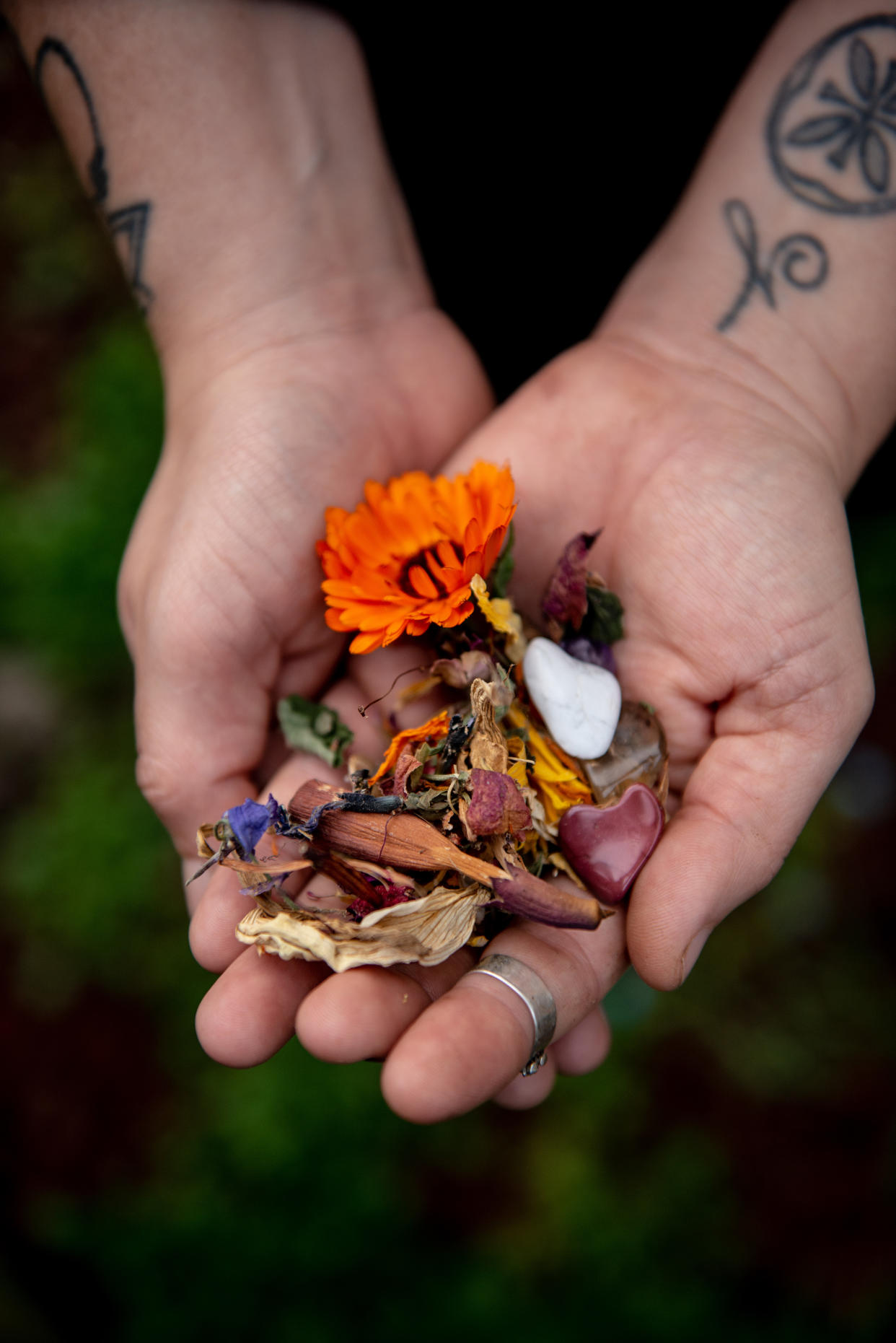 Lashanna Williams, masajista y doula de muerte, muestra el tipo de detalles en los que se concentra cuando le toma fotografías a los fallecidos, en su casa en Seattle, el 12 de febrero de 2020. (Audrey Kelly/The New York Times)