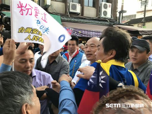 總統大選進入倒數關頭，不同陣營的支持者四處拉票，力挺自己心目中的總統。（圖／讀者提供）