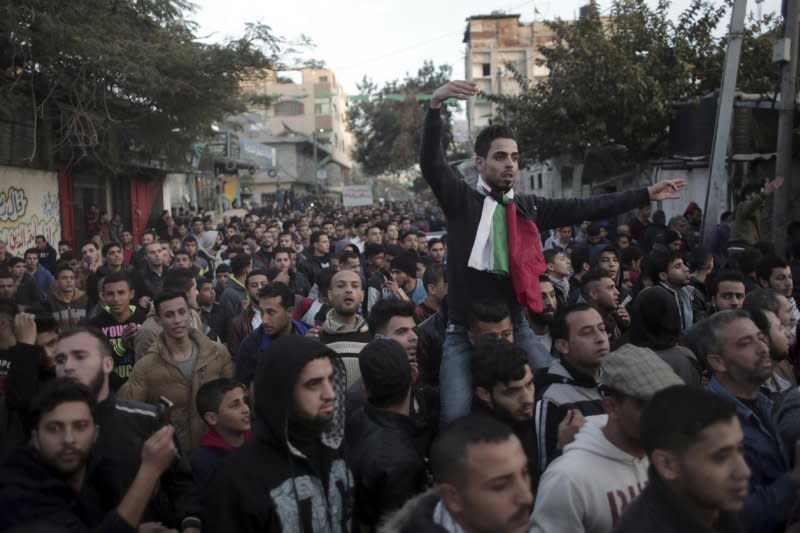 巴勒斯坦加薩走廊缺乏水電，當地年輕人走上街頭抗議（AP）