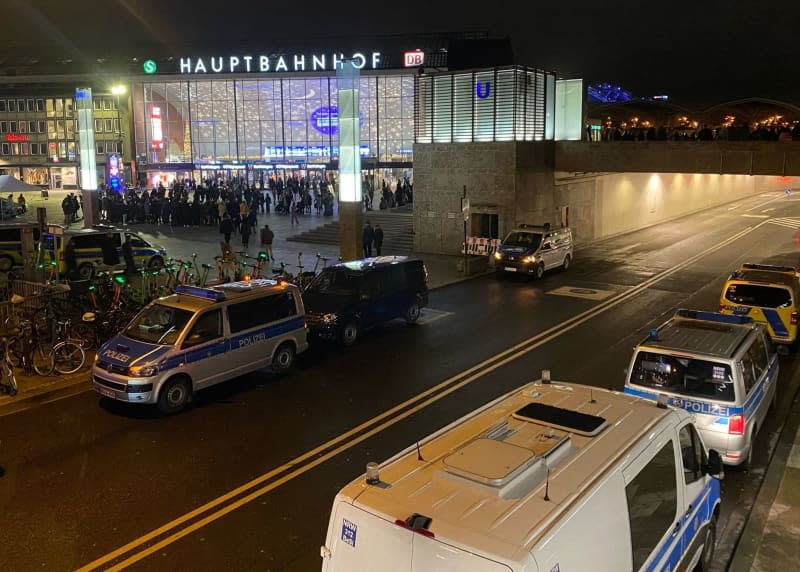 Police officers and police vehicles stand in front of the main train station not far from the cathedral. According to dpa, security authorities have received information about a possible plan by an Islamist group to attack Cologne Cathedral. Vincent Kempf/dpa