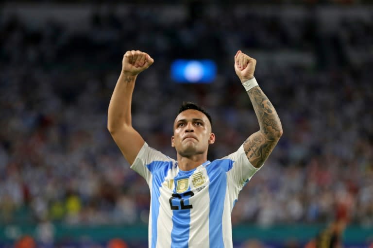 El delantero argentino Lautaro Martínez celebra su primer gol contra Perú en el partido del Grupo A de la Copa América celebrado en el Hard Rock Stadium de Miami (Florida), el 29 de junio de 2024 (Chris ARJOON)