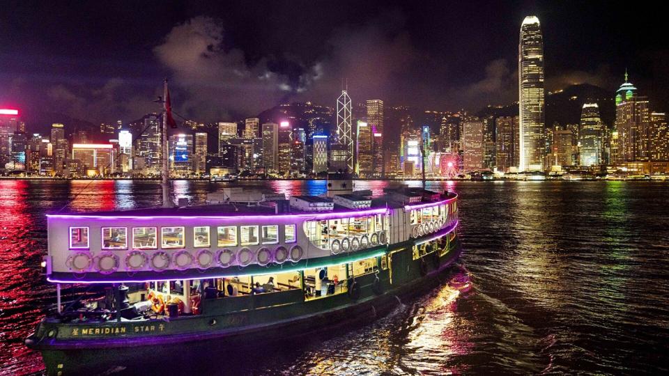 維多利亞港的璀璨夜景，是香港必打卡景點。