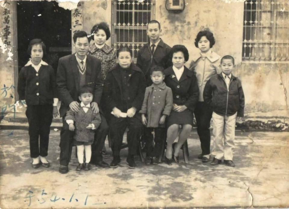 ↑林玉魁先生的家屬提供林玉魁早年與家人、子女的合照相片。（鎮公所提供）