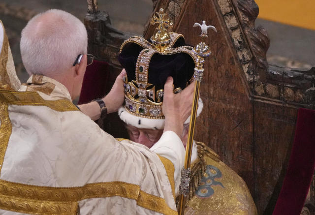 El rey Carlos III de Gran Bretaña es coronado con la corona de San Eduardo por el arzobispo de Canterbury, Justin Welby, en la Abadía de Westminster, Londres, el sábado 6 de mayo de 2023. (Aaron Chown/Pool Photo vía AP)