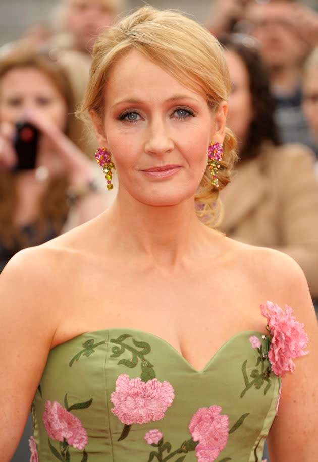 <b>Platz 9: JK Rowling</b><br><br> <b>Vermögen: 1 Milliarde US-Dollar</b><br><br> Ihr Erfolg beruht auf einer magischen Geschichte: Die „Harry Potter“-Romane brachen sämtliche Verkaufsrekorde, von den Kinoerfolgen der Filme ganz zu schweigen. Der anhaltende Hype zum den Zauberlehrling ließ den Kontostand von JK Rowling stetig steigen – heute ist die Autorin die reichste Bürgerin Großbritanniens.