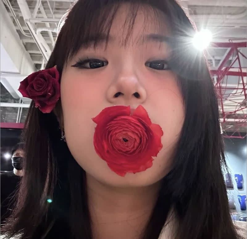 梧桐妹分享了一張嘴含玫瑰的「口吐芬芳」照。（圖／翻攝IG）