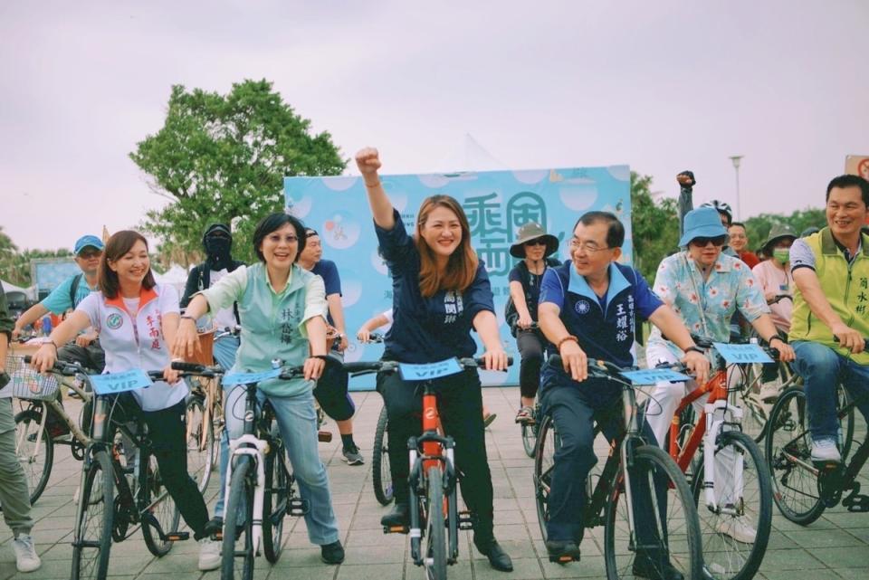 高閔琳(左三)領騎「乘風而騎」單車活動。   圖：高雄市觀光局/提供
