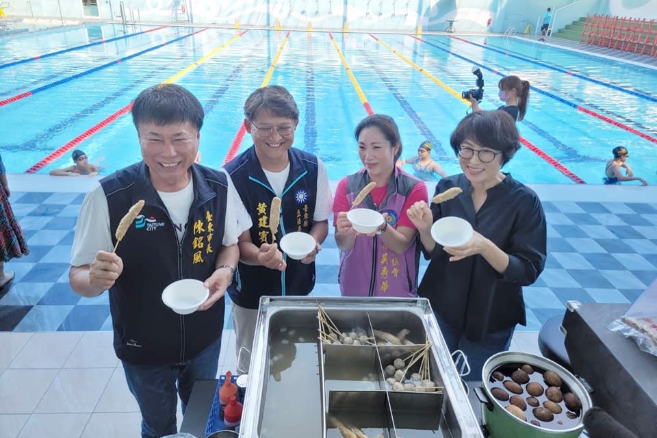 「臺東縣運動園區游泳池」設置輕食區，提供關東煮、茶葉蛋、泡麵，方便泳客隨時補充體力。