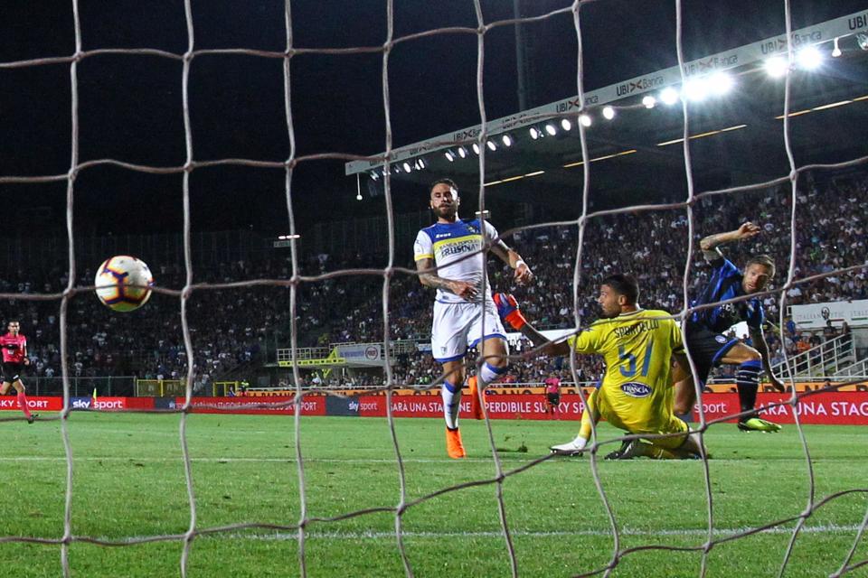 Atalanta's Alejandro Gomez, right, scores his side's opening goal during the Serie A soccer match between Atalanta and Frosinone Calcio at the Atleti Azzurri d'Italia stadium in Bergamo, Italy, Monday, Aug. 20, 2018. (Paolo Magni/ANSA via AP)