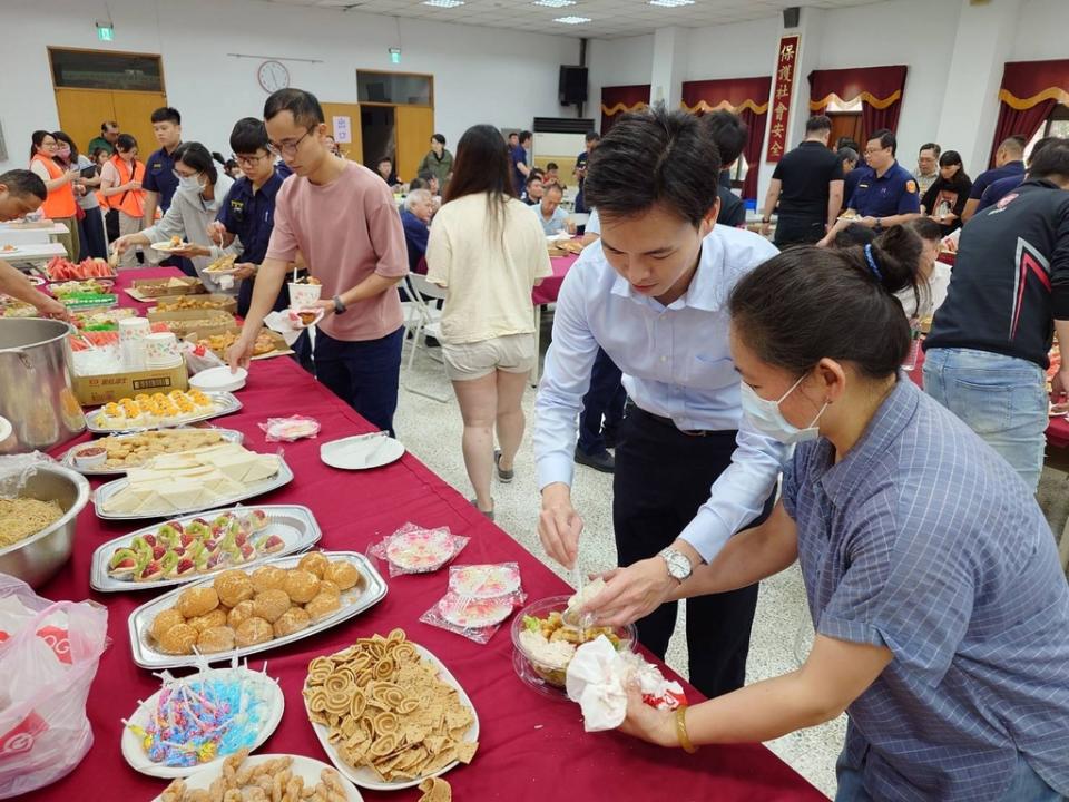 《圖說》中和分局慶祝警察節美味餐點，感謝辛苦的同仁。〈中和分局提供〉