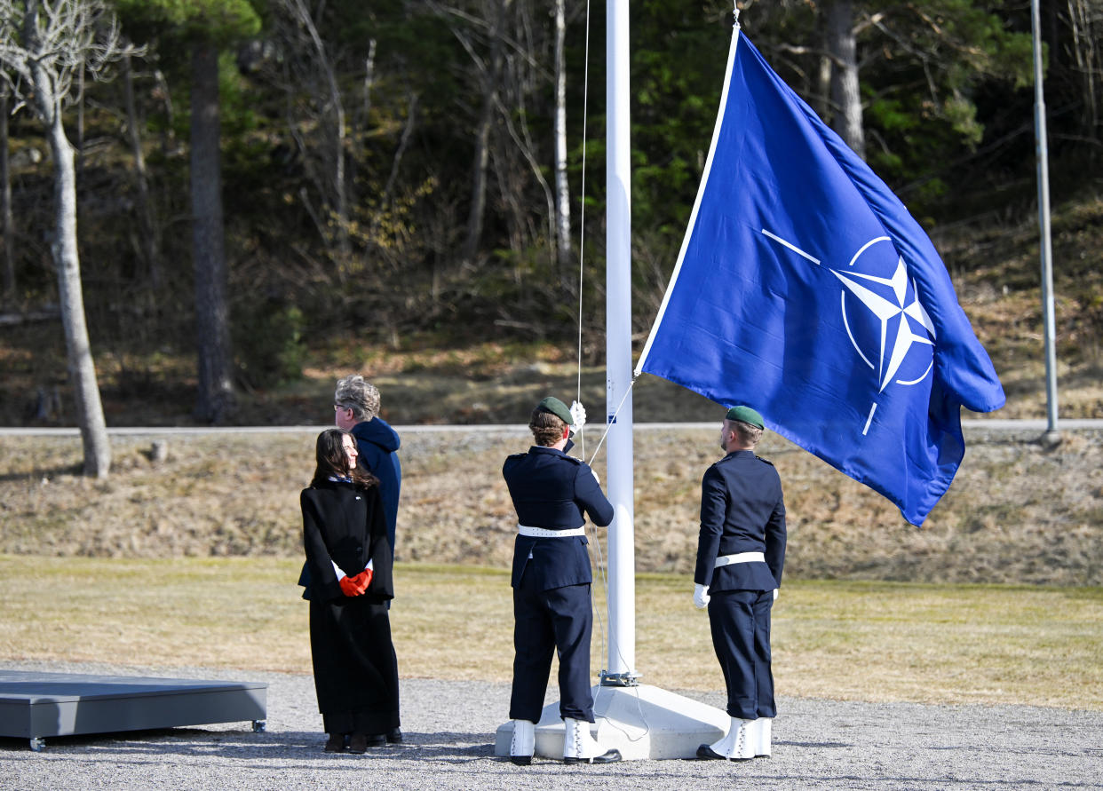 In einer Kaserne bei Stockholm hissen Soldaten des neuen Mitgliedsstaats Schweden im März die Nato-Fahne (Bild: TT News Agency/Fredrik Sandberg/via REUTERS)