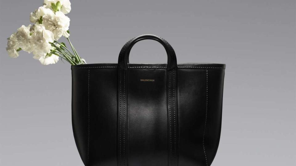 Ce sac/vase est vendu 6000 euros par Balenciaga.