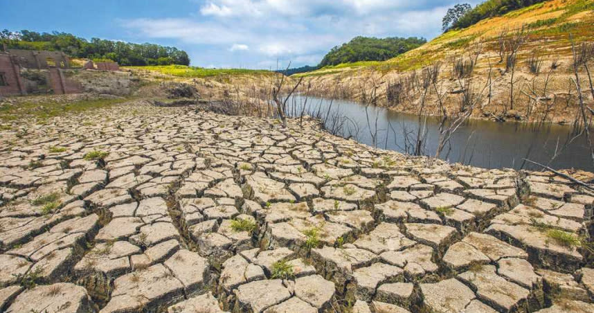 永和山水庫蓄水量剩2.7％，已快抽到底泥，水情「很緊急」。（圖／中國時報羅浚濱攝）