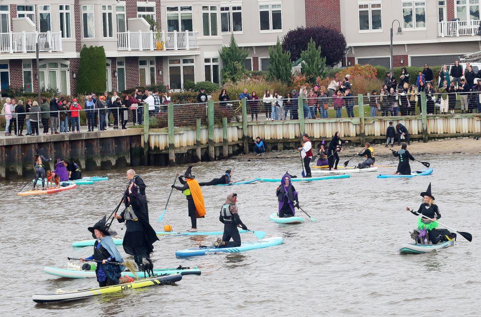 Las brujas se lanzan al agua del río Hudson durante el 4to Festival anual de Brujas SUP en Sleepy Hollow el 22 de octubre de 2023. Cientos de espectadores se alinearon en la pasarela alrededor de HoranÕs Landing para ver a las brujas en tablas de remo y kayaks, algunas con sus pequeños perros. disfrutando el día. El evento, que crece cada año, está patrocinado por Rivertown SUP & Yoga.